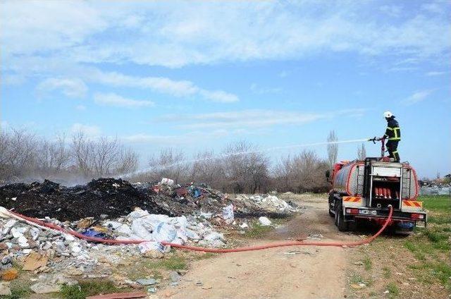 Çöplük Yangını Mahalleliyi Çileden Çıkardı