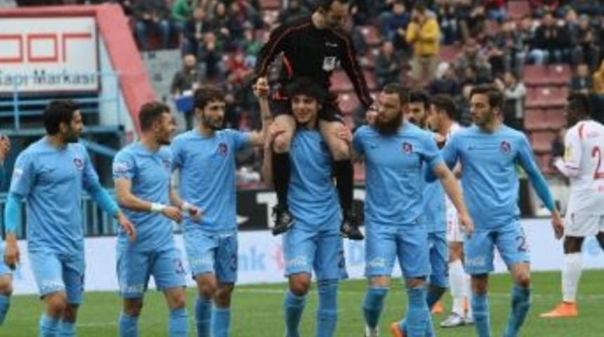 Salih Dursun Hakemi Omuzlarına Aldı