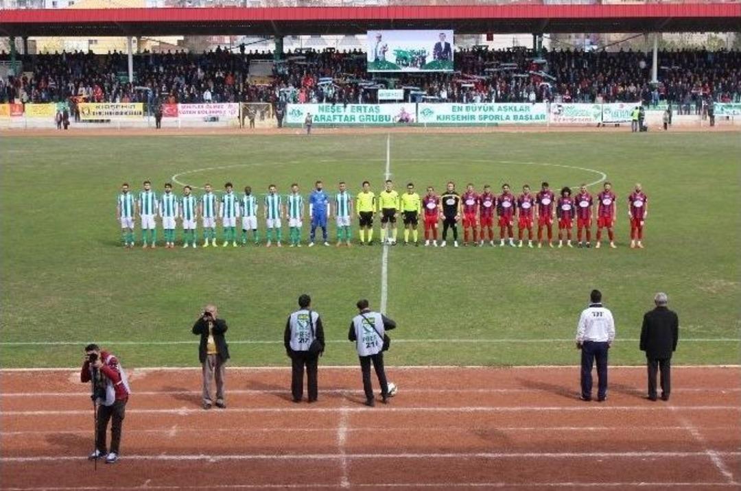 Rakibini Isırdı Saha Karıştı