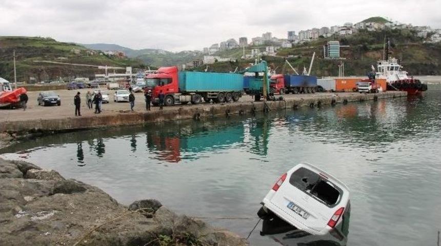 Otomobiliyle Denize D&uuml;şen S&uuml;r&uuml;c&uuml;y&uuml; Dalgı&ccedil; Kurtardı