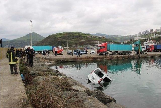 Otomobiliyle Denize D&uuml;şen S&uuml;r&uuml;c&uuml;y&uuml; Dalgı&ccedil; Kurtardı 1