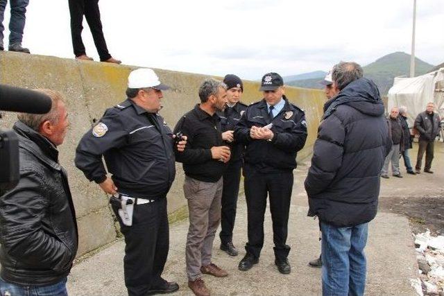 Otomobiliyle Denize D&uuml;şen S&uuml;r&uuml;c&uuml;y&uuml; Dalgı&ccedil; Kurtardı 2