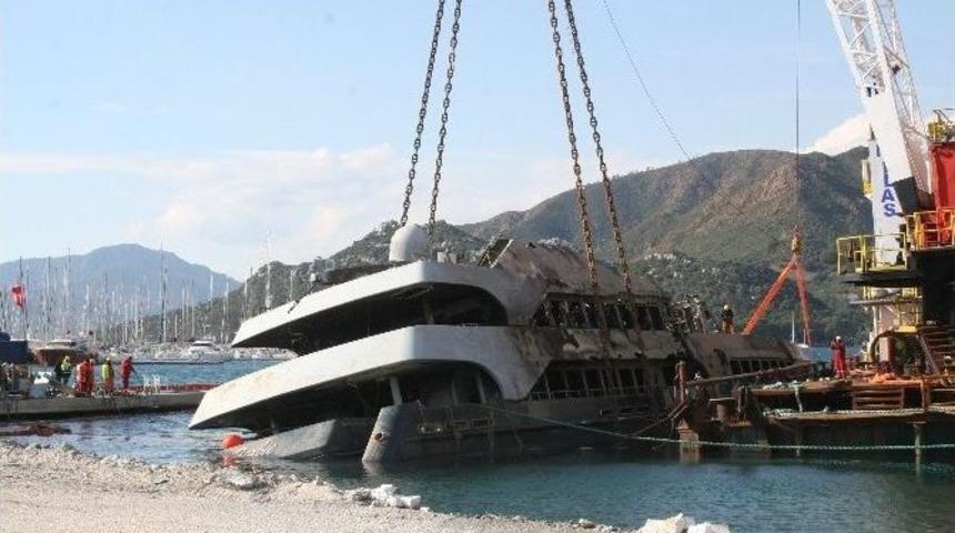 &Uuml;nal Aysal&rsquo;ın Yanarak Batan Yatı Denizden &Ccedil;ıkarıldı