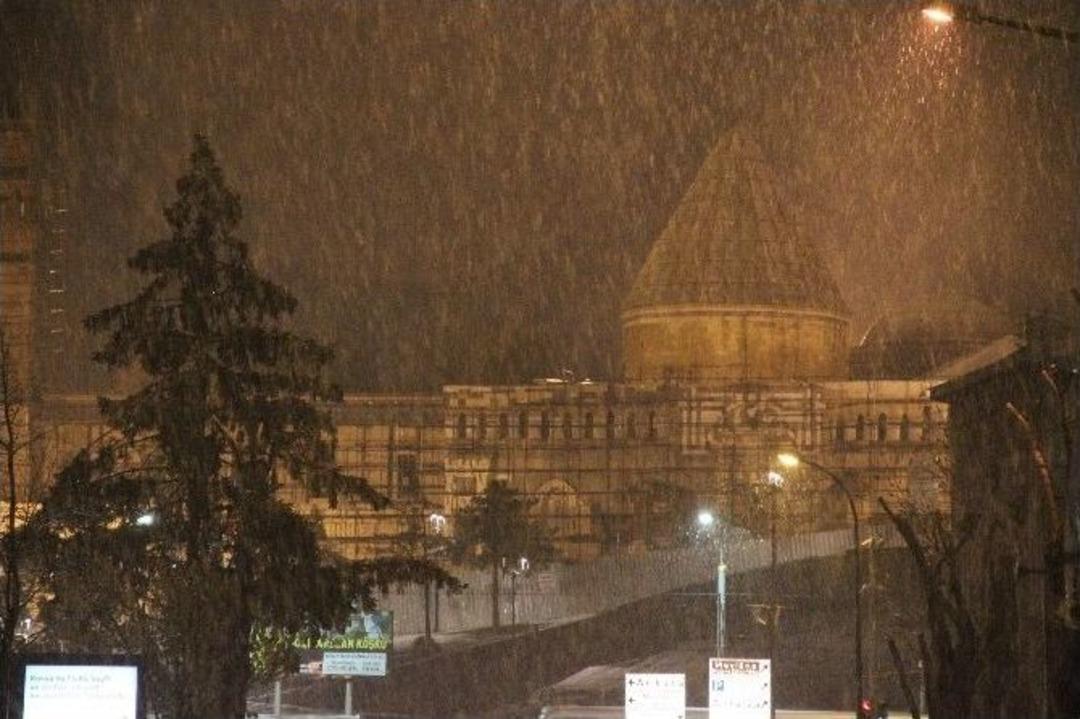 Konya&rsquo;ya Mart Ayının Sonunda Kar Yağdı