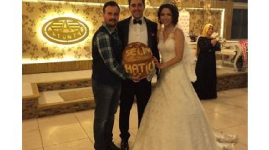 D&uuml;ğ&uuml;nde Arkadaşına "ekmek" Taktı