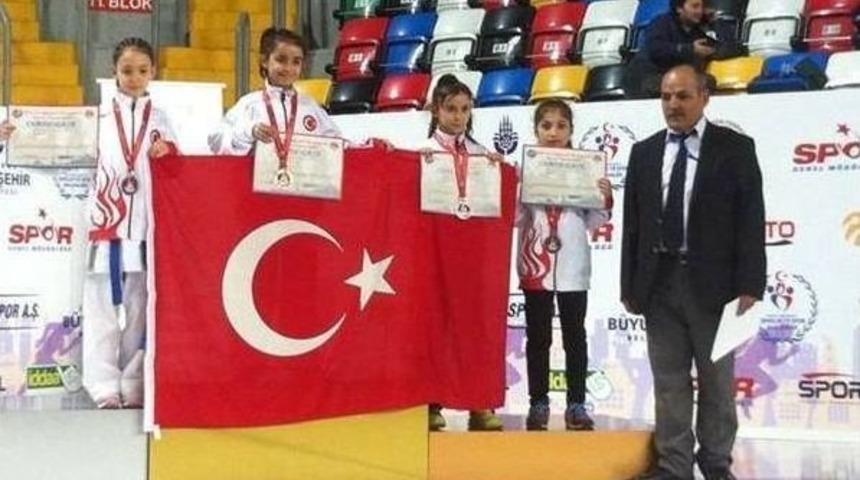 Vanlı Esmanur&rsquo;dan &Uuml;&ccedil;&uuml;nc&uuml;l&uuml;k Madalyası