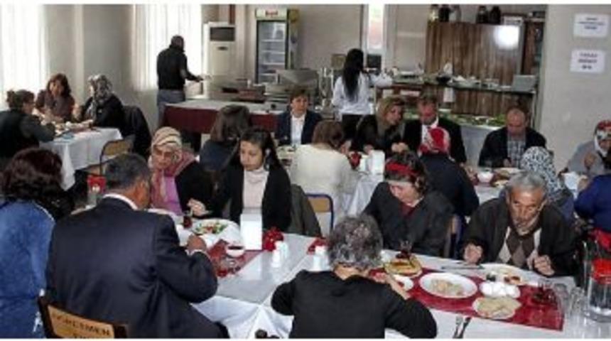 Chp Şehit Ailelerini Ağırladı