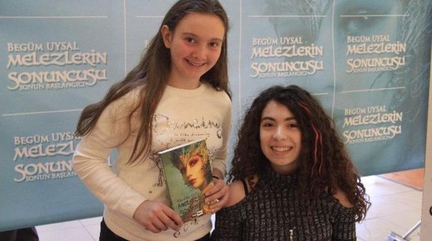 Gen&ccedil; Yazar Beg&uuml;m Uysal, Espark&rsquo;ta İmza G&uuml;n&uuml;ne Katıldı