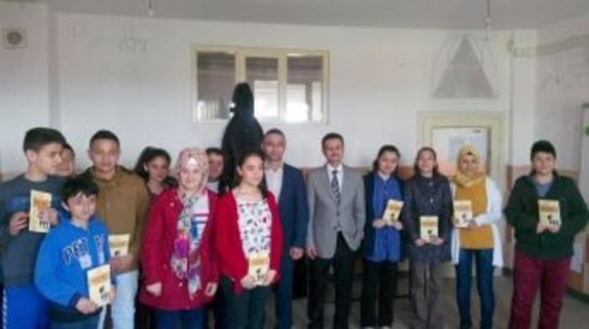 Eğitimci Yazar Ahmet Öztürk Yeniköy’de Öğrencilerle Bir Araya Geldi