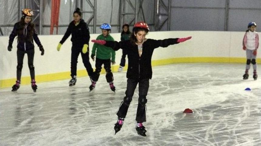 Hakkarili İlk Kez Buz Pateni Pistiyle Tanıştı