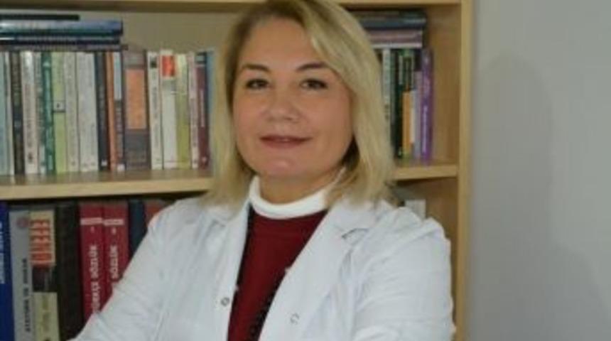 Estetik Cerrahı Sevin: "meme B&uuml;y&uuml;tme Ameliyatının En Erken 18 Yaşında Yapılmalı"