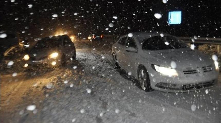 Seydişehir&rsquo;de Ara&ccedil;lar Kar Nedeniyle Yolda Kaldı
