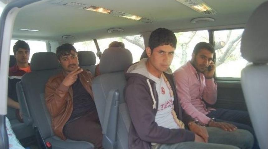 Lapseki&rsquo;de 5 Ka&ccedil;ak G&ouml;&ccedil;men Yakalandı