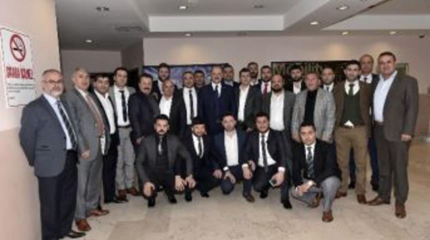 Akg&uuml;l, M&uuml;teahhitlerle Buluştu