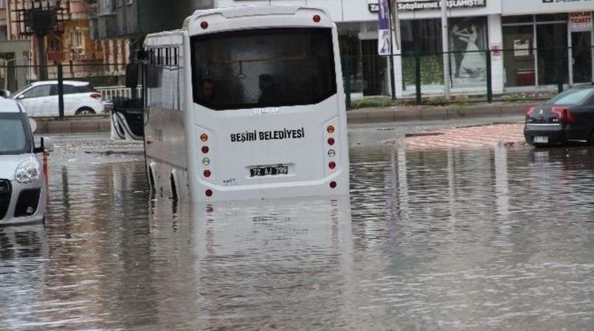 Halk Otob&uuml;s&uuml; Yağmur Suyunda Mahsur Kaldı