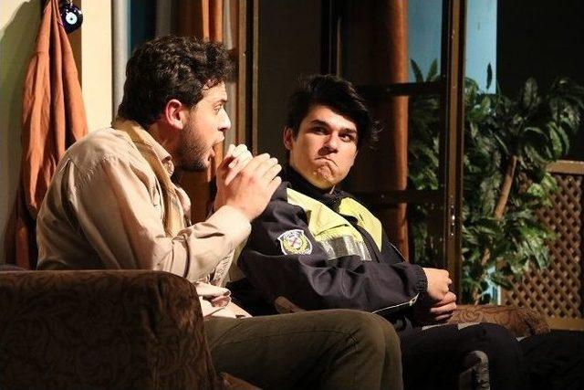 Dünya Tiyatrolar Günü Kadavra Oyunu İle Kutlandı 1