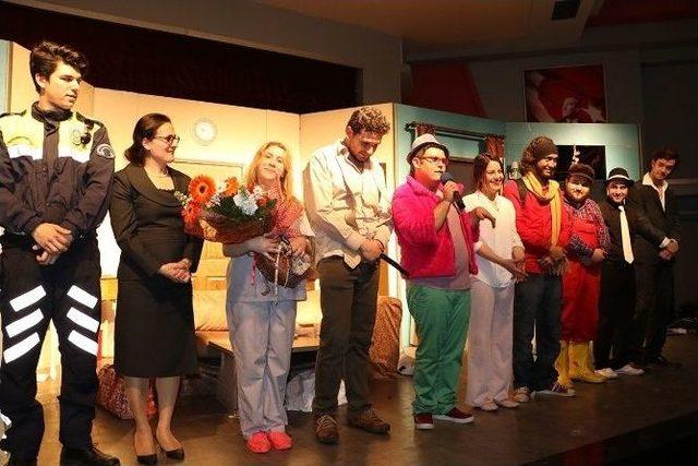 Dünya Tiyatrolar Günü Kadavra Oyunu İle Kutlandı 2