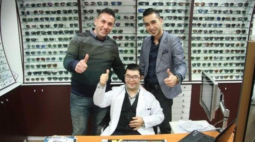 (&ouml;zel Haber) Down Sendromlu Samet Mağazada M&uuml;d&uuml;r Oldu