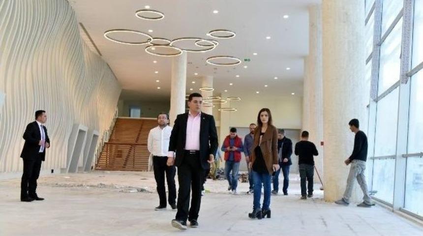 T&uuml;t&uuml;nc&uuml;, Mimar Sinan Kongre Ve Sergi Merkezi&rsquo;ni İnceledi