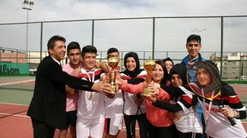 Nevşehir&rsquo;de Kort Tenis Birincisi G&uuml;lşehir &Ccedil;ok Programlı Anadolu Lisesi Oldu