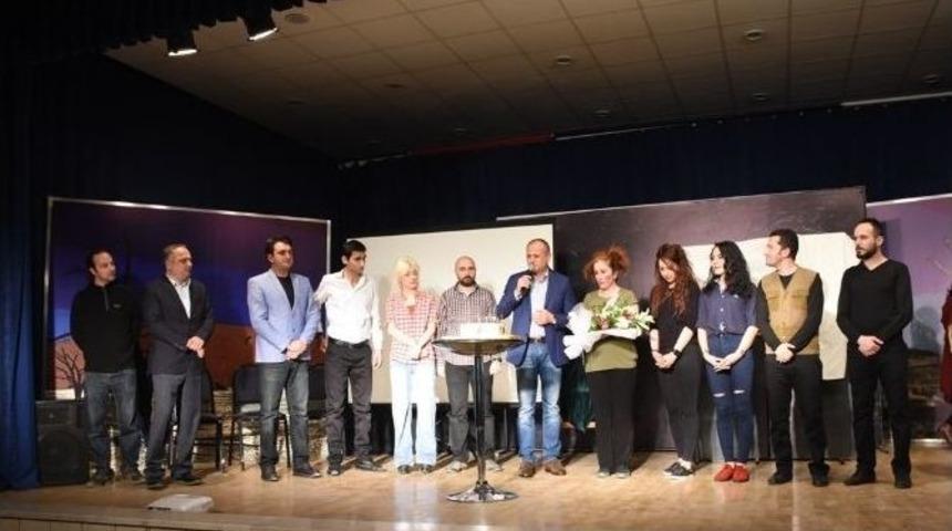 Tiyatro G&uuml;n&uuml; Ske&ccedil;lerle Kutlandı