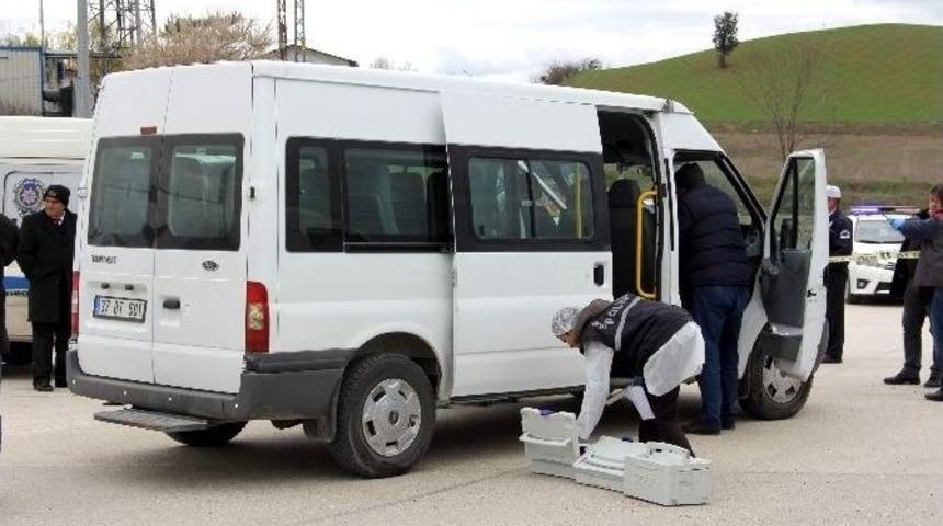Polis Memuru Minib&uuml;ste İntihar Etti