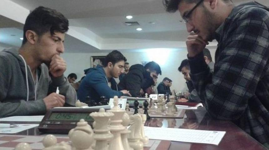 &Uuml;niversiteside Satran&ccedil; Turnuvası