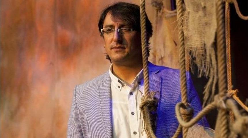 Sahne &ldquo;&ccedil;&ouml;pl&uuml;k&rdquo;le A&ccedil;ılıyor