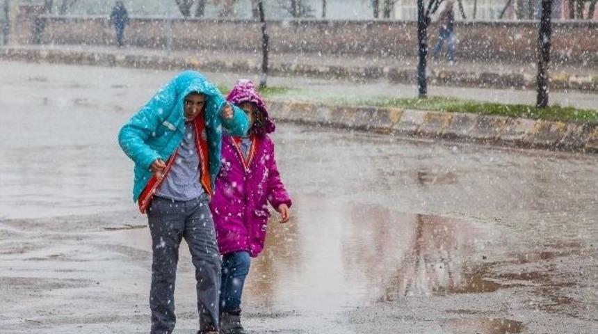 Ahlat&rsquo;ta Kar Yağışı