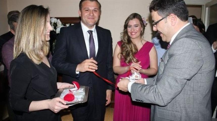 Bu Kez D&uuml;d&uuml;ğ&uuml;n&uuml; Evlilik İ&ccedil;in &Ccedil;aldı