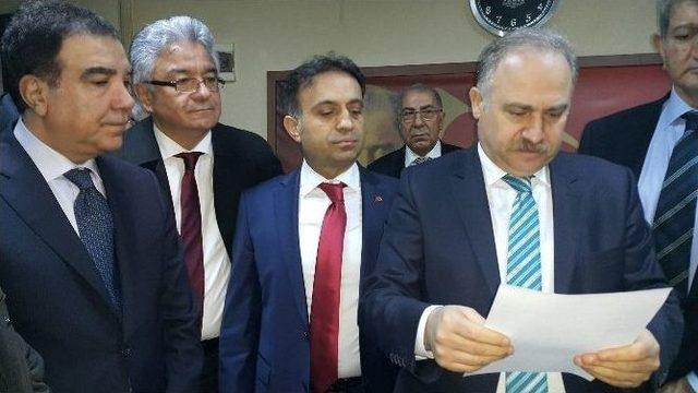 Saldırıya Uğrayan Chp İl Başkanı İçin Partililer Kol Kola Yürüdü