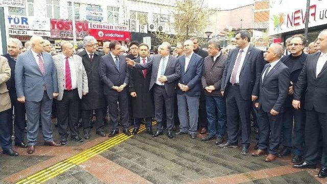 Saldırıya Uğrayan Chp İl Başkanı İçin Partililer Kol Kola Yürüdü