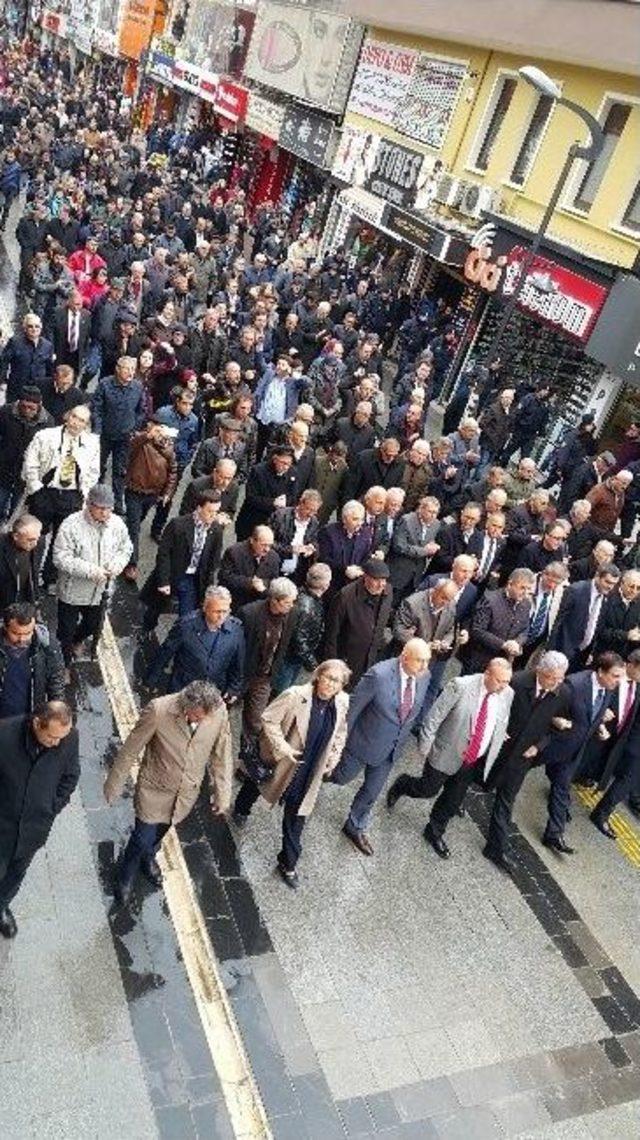 Saldırıya Uğrayan Chp İl Başkanı İçin Partililer Kol Kola Yürüdü