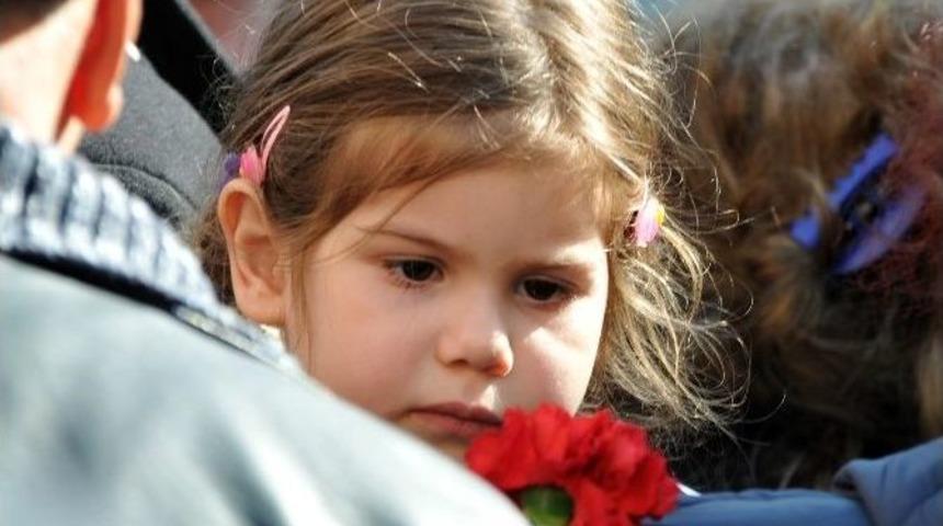 Minik Kızı Şehit Babasını Kırmızı Karanfille Uğurladı