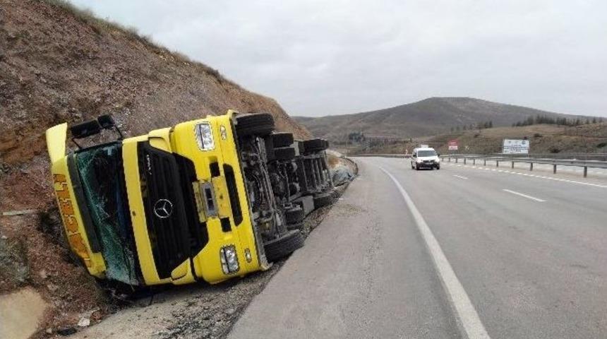 Yoldan &Ccedil;ıkan Tır Bankete Girerek Devrildi