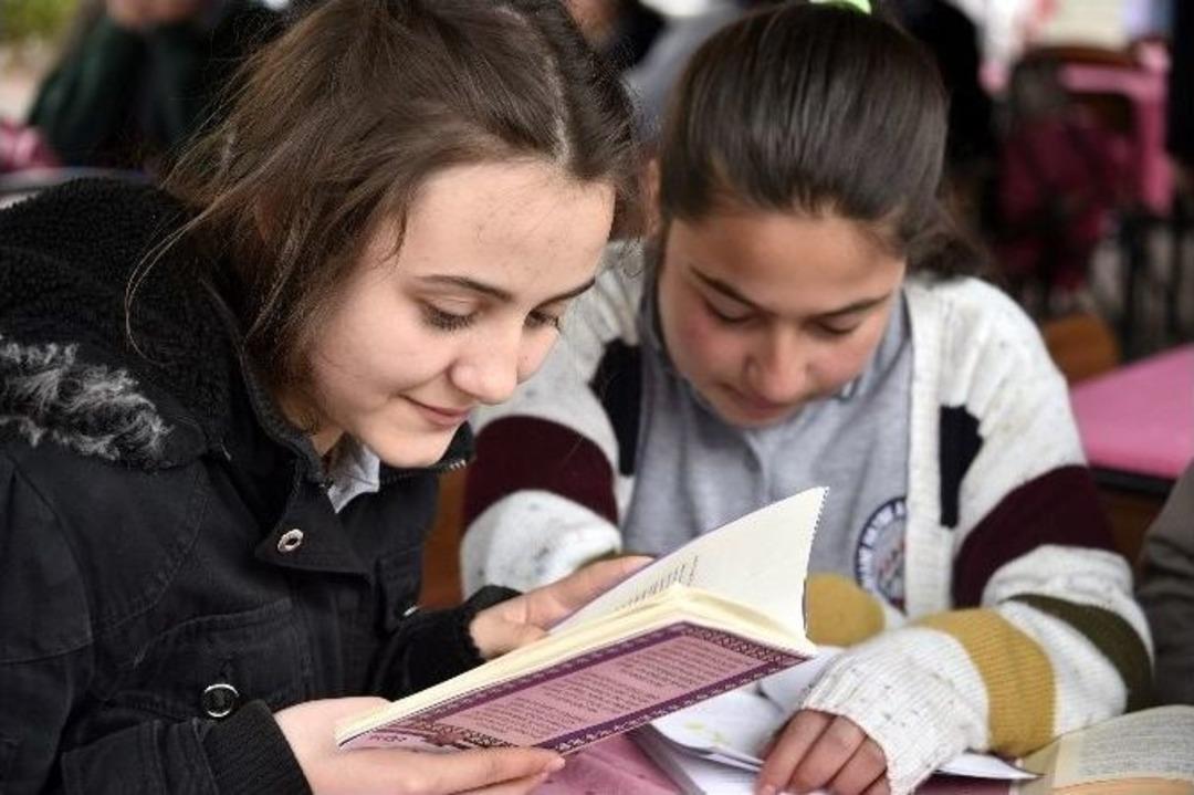 G&uuml;m&uuml;şhane&rsquo;de K&uuml;t&uuml;phaneler Haftası Kutlamaları Başladı