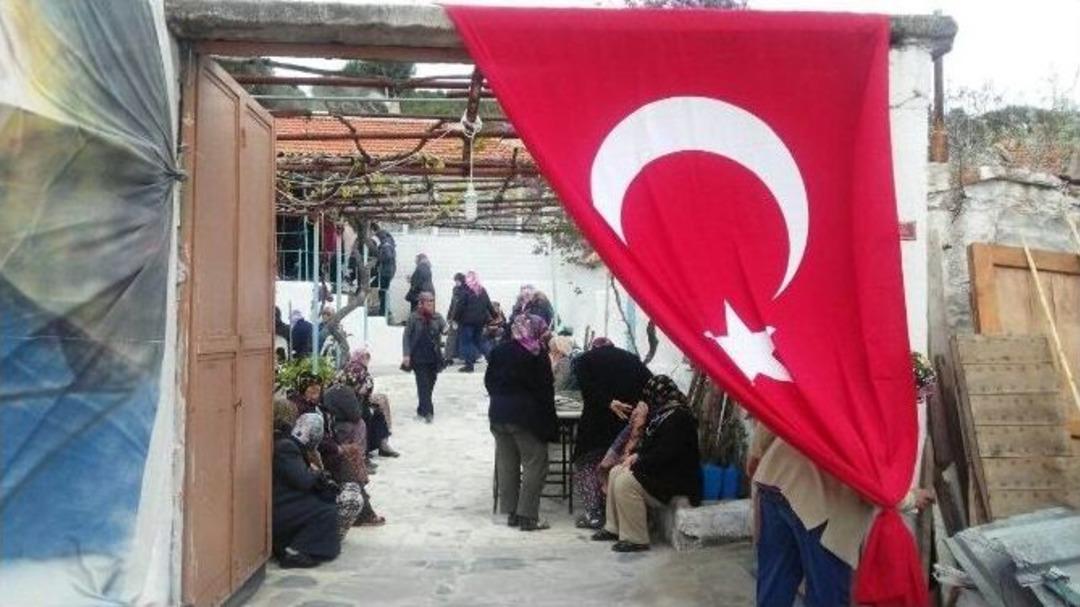 Oğlunun Acısına D&ouml;rt G&uuml;n Dayanabilen Şehit Annesi Defnedildi