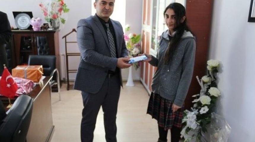 Başarılı &Ouml;ğrenciler &Ouml;d&uuml;llendirildi