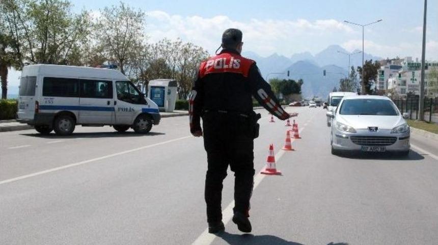 Konyaaltı Sahili Yunusların Kontrol&uuml;nde