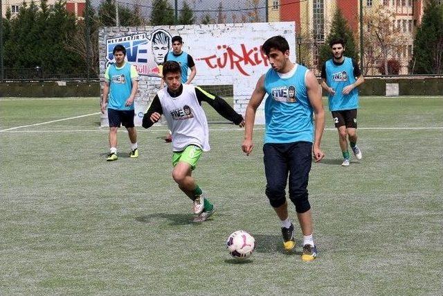Gen&ccedil; Sporcular Futbol Turnuvasında Buluştu 2