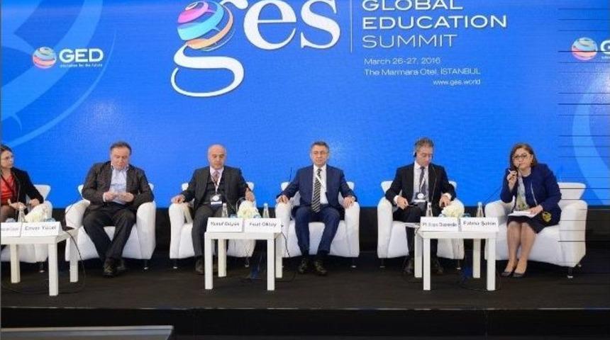 Fatma Şahin, G&ouml;&ccedil; Eğitim Ve Entegrasyon Panelinin Moderat&ouml;rl&uuml;ğ&uuml;n&uuml; Yaptı