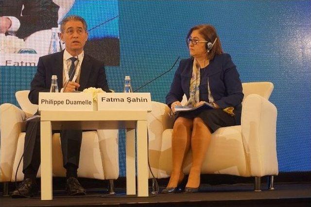 Fatma Şahin, G&ouml;&ccedil; Eğitim Ve Entegrasyon Panelinin Moderat&ouml;rl&uuml;ğ&uuml;n&uuml; Yaptı 1