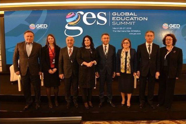 Fatma Şahin, G&ouml;&ccedil; Eğitim Ve Entegrasyon Panelinin Moderat&ouml;rl&uuml;ğ&uuml;n&uuml; Yaptı 2