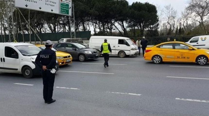 Harp Akademileri &Ouml;n&uuml;nde Arıza Yapan Aracı Polis &Ccedil;ektirdi