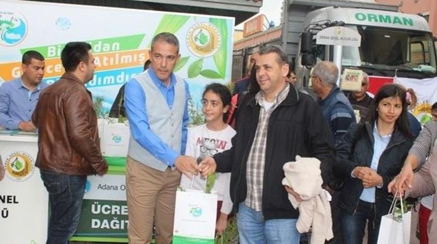 Alışveriş Merkezinde 5 Bin Fidan Dağıtıldı