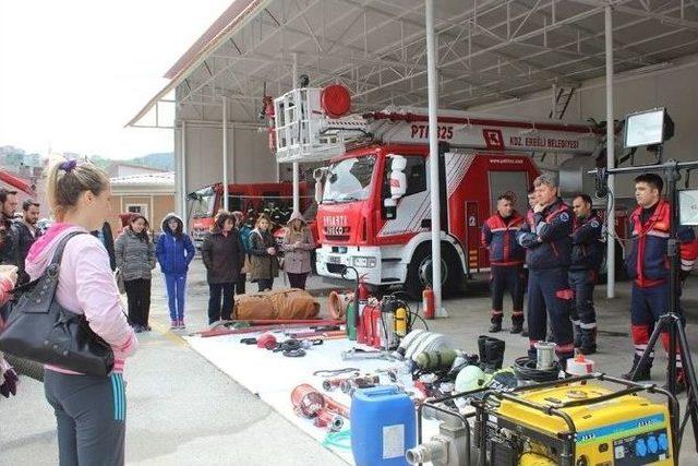 Doktor, Avukat Ve Öğretmenler Gönüllü İtfaiyeci Oluyor