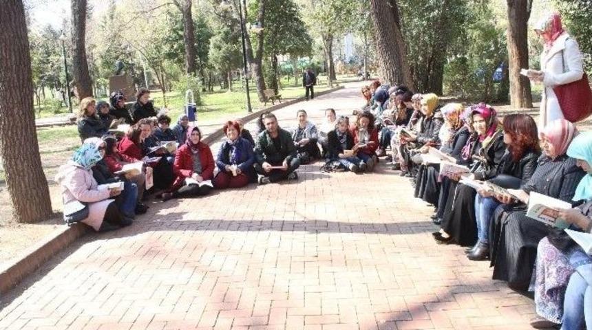 Kadınlar K&uuml;t&uuml;phane Haftasında Sokakta Kitap Okudu