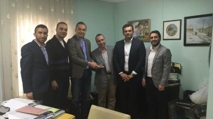 Mobilya Ve Sağlık Sekt&ouml;r&uuml;n&uuml;n İleri Gelenlerine Plaket