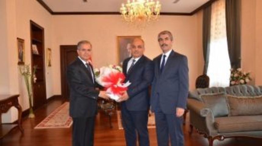 K&uuml;t&uuml;phane Haftası Etkinlikleri Kapsamında Vali Tapsız&rsquo;a Ziyaret