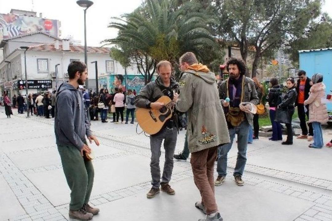Ukrayna&rsquo;dan Gelip Kuyruktakiler Sıkılmasın Diye M&uuml;zik Yaptılar
